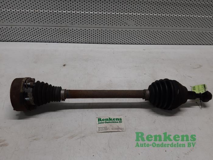 Gebruikte Aandrijfas links-voor Volkswagen Golf V (1K1) 1.6 FSI 16V Prijs € 40,00 Margeregeling aangeboden door Renkens Auto-Onderdelen B.V.