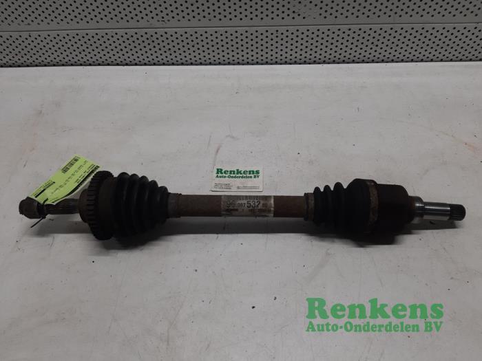 Gebruikte Steekas links-voor Peugeot 206 SW (2E/K) 1.4 Prijs € 35,00 Margeregeling aangeboden door Renkens Auto-Onderdelen B.V.