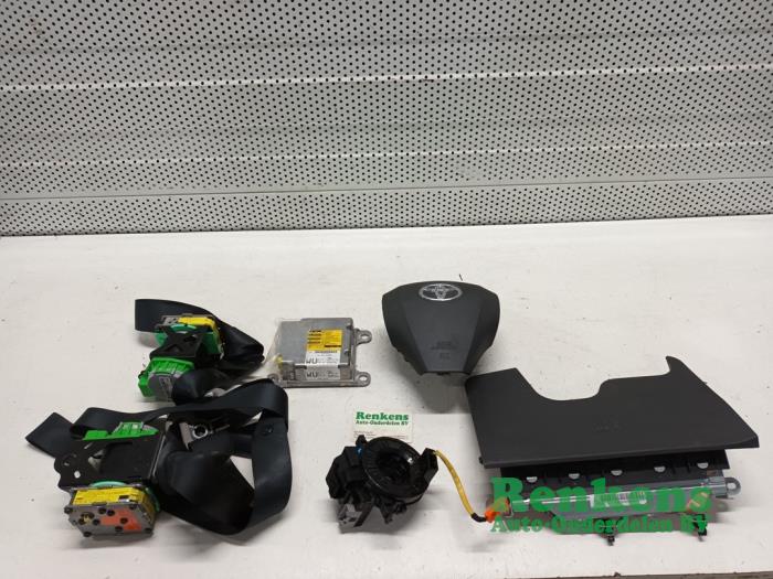 Airbag Set+Module van een Toyota Yaris II (P9) 1.33 16V Dual VVT-I 2009