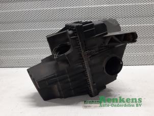 Gebruikte Luchtfilterhuis Volkswagen Transporter/Caravelle T5 1.9 TDi Prijs € 50,00 Margeregeling aangeboden door Renkens Auto-Onderdelen B.V.