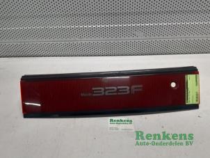Gebruikte Reflector Sierplaat achter Mazda 323 F (BG14) 1.6i 16V Prijs € 25,00 Margeregeling aangeboden door Renkens Auto-Onderdelen B.V.