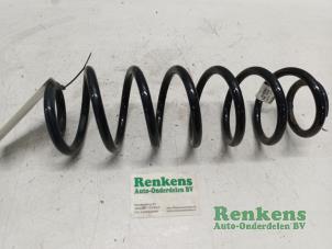 Gebruikte Schroefveer achter Seat Arona (KJX) 1.0 TSI 12V Prijs € 30,00 Margeregeling aangeboden door Renkens Auto-Onderdelen B.V.