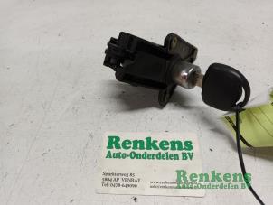Gebruikte Cilinderslot achter Opel Corsa B (73/78/79) 1.4i Prijs € 15,00 Margeregeling aangeboden door Renkens Auto-Onderdelen B.V.