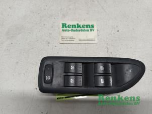 Gebruikte Raam schakelaar elektrisch Renault Laguna II (BG) 1.8 16V Prijs € 20,00 Margeregeling aangeboden door Renkens Auto-Onderdelen B.V.