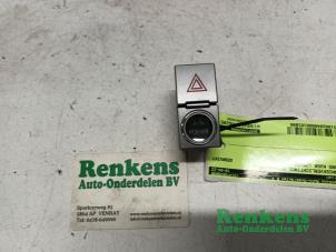 Gebruikte Schakelaar Paniekverlichting Ford Kuga I 2.0 TDCi 16V 140 Prijs € 20,00 Margeregeling aangeboden door Renkens Auto-Onderdelen B.V.