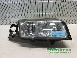 Gebruikte Koplamp rechts Volvo S80 (TR/TS) 2.4 SE 20V 170 Prijs € 45,00 Margeregeling aangeboden door Renkens Auto-Onderdelen B.V.