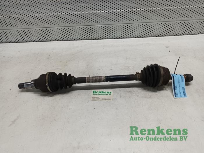 Gebruikte Aandrijfas links-voor Peugeot 208 I (CA/CC/CK/CL) 1.4 HDi Prijs € 50,00 Margeregeling aangeboden door Renkens Auto-Onderdelen B.V.