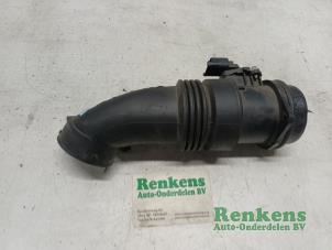 Gebruikte Luchtmassameter Peugeot 208 I (CA/CC/CK/CL) 1.4 HDi Prijs € 25,00 Margeregeling aangeboden door Renkens Auto-Onderdelen B.V.