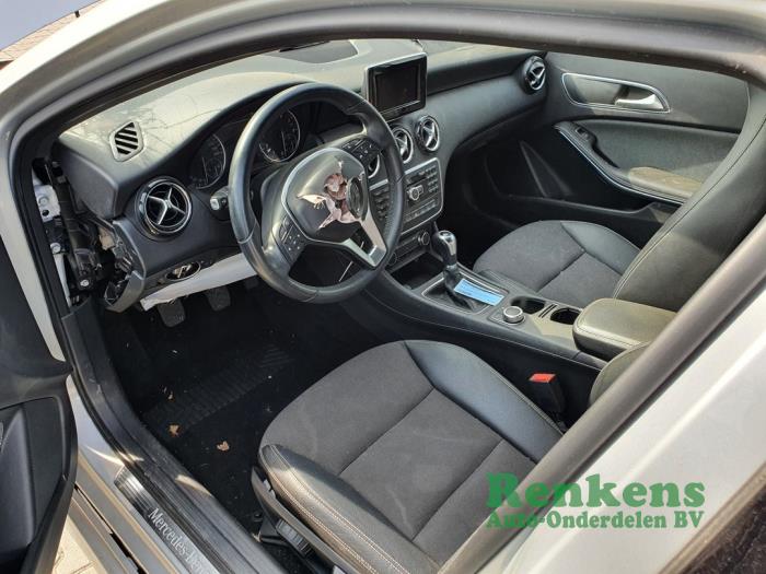 Bekleding Set (compleet) van een Mercedes-Benz A (W176) 1.6 A-180 16V 2014