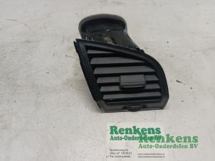 Gebruikte Luchtrooster Dashboard Skoda Fabia III (NJ3) 1.2 TSI 16V Prijs € 20,00 Margeregeling aangeboden door Renkens Auto-Onderdelen B.V.