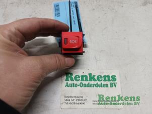Gebruikte SOS knop Citroen C4 Cactus (0B/0P) 1.2 PureTech 110 12V Prijs € 15,00 Margeregeling aangeboden door Renkens Auto-Onderdelen B.V.
