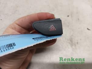 Gebruikte Alarmlicht Schakelaar Renault Clio IV (5R) 1.2 16V Prijs € 7,50 Margeregeling aangeboden door Renkens Auto-Onderdelen B.V.
