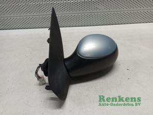 Gebruikte Spiegel Buiten links Peugeot 206 (2A/C/H/J/S) 1.6 16V Prijs € 30,00 Margeregeling aangeboden door Renkens Auto-Onderdelen B.V.