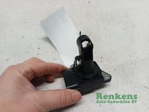 Gebruikte Luchtmassameter Toyota Yaris Verso (P2) 1.3 16V Prijs € 20,00 Margeregeling aangeboden door Renkens Auto-Onderdelen B.V.