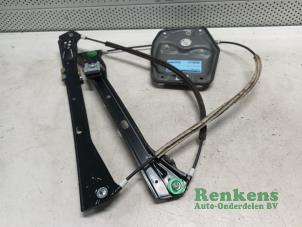 Gebruikte Ruitmechaniek 2Deurs rechts-voor Volkswagen Golf V (1K1) 1.4 16V Prijs € 35,00 Margeregeling aangeboden door Renkens Auto-Onderdelen B.V.