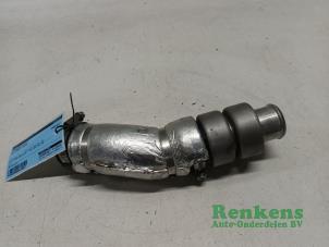 Gebruikte Intercooler Buis Kia Stonic (YB) 1.0i T-GDi 12V Prijs € 30,00 Margeregeling aangeboden door Renkens Auto-Onderdelen B.V.