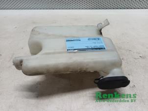 Gebruikte Ruitensproeiertank voor Renault Twingo (C06) 1.2 Prijs € 20,00 Margeregeling aangeboden door Renkens Auto-Onderdelen B.V.