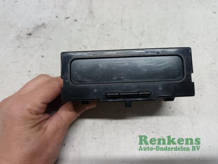 Gebruikte Display Interieur Renault Clio II (BB/CB) 1.2 16V Prijs € 20,00 Margeregeling aangeboden door Renkens Auto-Onderdelen B.V.