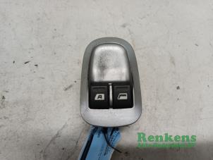 Gebruikte Elektrisch Raam Schakelaar Peugeot 206+ (2L/M) 1.1 XR,XS Prijs € 20,00 Margeregeling aangeboden door Renkens Auto-Onderdelen B.V.