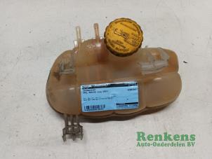 Gebruikte Koelvloeistof Reservoir Opel Meriva 1.6 16V Prijs € 20,00 Margeregeling aangeboden door Renkens Auto-Onderdelen B.V.