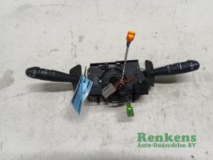 Gebruikte Licht + Raw Schakelaar Renault Clio II (BB/CB) 1.4 16V Prijs € 50,00 Margeregeling aangeboden door Renkens Auto-Onderdelen B.V.