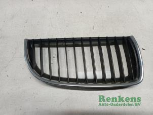 Gebruikte Grille BMW 3 serie (E90) 320i 16V Prijs € 15,00 Margeregeling aangeboden door Renkens Auto-Onderdelen B.V.