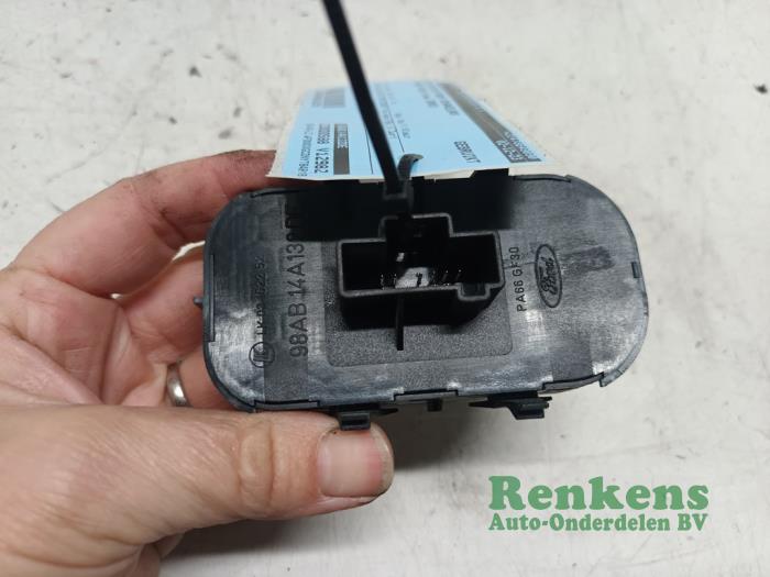 Elektrisch Raam Schakelaar van een Ford Focus 1 Wagon 1.8 16V 2000
