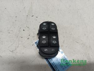 Gebruikte Raam schakelaar elektrisch Ford Focus 1 Wagon 1.8 16V Prijs € 20,00 Margeregeling aangeboden door Renkens Auto-Onderdelen B.V.