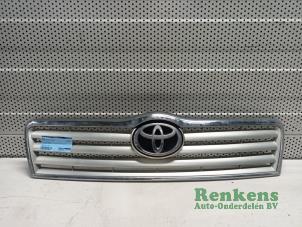 Gebruikte Grille Toyota Avensis Wagon (T25/B1E) 1.8 16V VVT-i Prijs € 40,00 Margeregeling aangeboden door Renkens Auto-Onderdelen B.V.