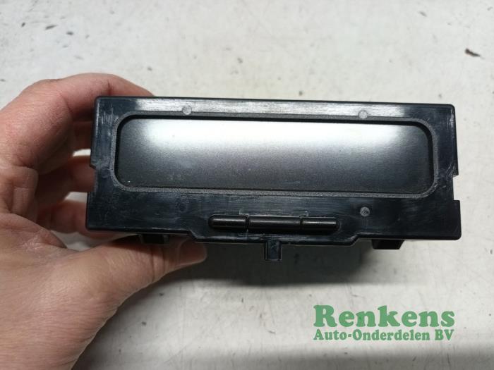 Gebruikte Display Interieur Renault Clio II (BB/CB) 1.2 Prijs € 15,00 Margeregeling aangeboden door Renkens Auto-Onderdelen B.V.