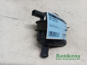 Gebruikte Extra waterpomp Seat Leon (1P1) 1.4 TSI 16V Prijs € 20,00 Margeregeling aangeboden door Renkens Auto-Onderdelen B.V.