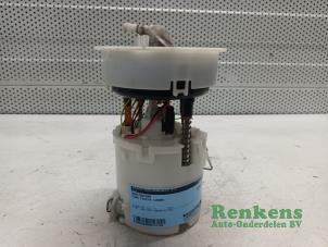 Gebruikte Benzinepomp Ford Fiesta 6 (JA8) 1.25 16V Prijs € 40,00 Margeregeling aangeboden door Renkens Auto-Onderdelen B.V.