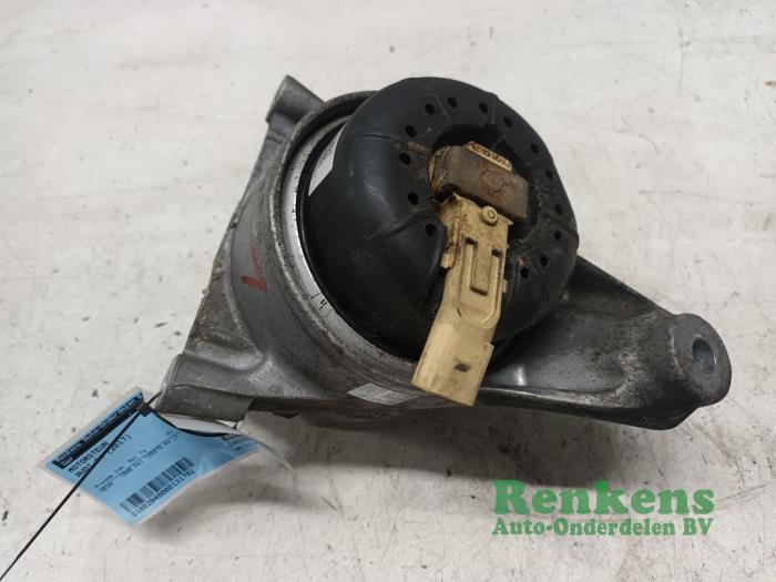 Gebruikte Motorrubber Audi A4 Avant (B9) 2.0 TDI Ultra 16V Prijs € 50,00 Margeregeling aangeboden door Renkens Auto-Onderdelen B.V.