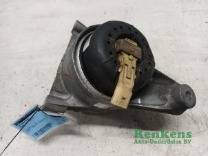 Gebruikte Motorsteun Audi A4 Avant (B9) 2.0 TDI Ultra 16V Prijs € 50,00 Margeregeling aangeboden door Renkens Auto-Onderdelen B.V.