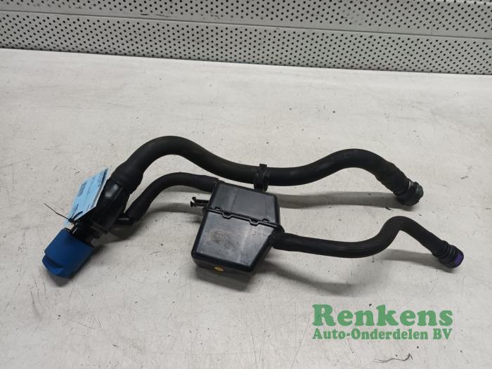 Gebruikte Vulpijp ad-blue tank Audi A4 Avant (B9) 2.0 TDI Ultra 16V Prijs € 60,00 Margeregeling aangeboden door Renkens Auto-Onderdelen B.V.