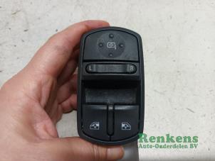 Gebruikte Ruit schakelaar elektrisch Opel Corsa D 1.0 Prijs € 20,00 Margeregeling aangeboden door Renkens Auto-Onderdelen B.V.