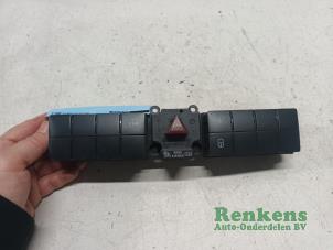 Gebruikte Alarmlicht Schakelaar Mercedes CLC (C203) 1.6 160 Kompressor 16V BlueEfficiency Prijs € 25,00 Margeregeling aangeboden door Renkens Auto-Onderdelen B.V.