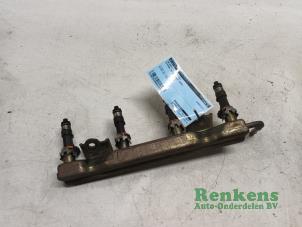 Gebruikte Injector brug Nissan Micra (K12) 1.2 16V Prijs € 40,00 Margeregeling aangeboden door Renkens Auto-Onderdelen B.V.