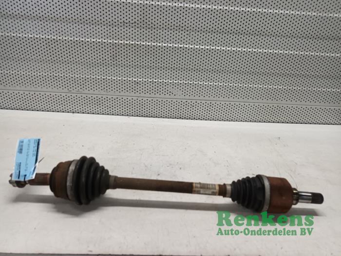 Gebruikte Aandrijfas links-voor Peugeot 308 (L3/L8/LB/LH/LP) 1.2 12V e-THP PureTech 110 Prijs € 75,00 Margeregeling aangeboden door Renkens Auto-Onderdelen B.V.