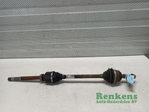 Gebruikte Homokineetas rechts-voor Peugeot 308 (L3/L8/LB/LH/LP) 1.2 12V e-THP PureTech 110 Prijs € 90,00 Margeregeling aangeboden door Renkens Auto-Onderdelen B.V.