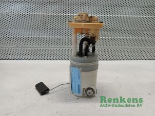 Gebruikte Benzinepomp Mitsubishi Colt (Z2/Z3) 1.3 16V Prijs € 40,00 Margeregeling aangeboden door Renkens Auto-Onderdelen B.V.