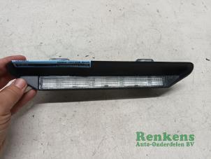 Gebruikte Extra Remlicht midden Renault Twingo III (AH) 1.0 SCe 70 12V Prijs € 20,00 Margeregeling aangeboden door Renkens Auto-Onderdelen B.V.