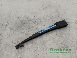 Gebruikte Ruitenwisserarm achter Renault Twingo III (AH) 1.0 SCe 70 12V Prijs € 20,00 Margeregeling aangeboden door Renkens Auto-Onderdelen B.V.