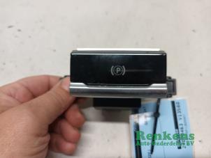 Gebruikte Handrem schakelaar Citroen C4 Spacetourer (3D/3E) 1.2 12V PureTech 130 Prijs € 20,00 Margeregeling aangeboden door Renkens Auto-Onderdelen B.V.