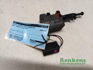 Gebruikte Motor Centrale Deurvergrendeling Opel Meriva 1.6 16V Prijs € 30,00 Margeregeling aangeboden door Renkens Auto-Onderdelen B.V.
