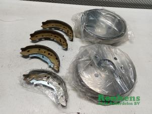 Gebruikte Remtrommel achter Mitsubishi Colt (Z2/Z3) 1.5 12V DI-D HP CZ3 Prijs € 50,00 Margeregeling aangeboden door Renkens Auto-Onderdelen B.V.