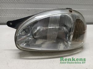 Gebruikte Linker Koplamp Opel Corsa B (73/78/79) 1.2i 16V Prijs € 20,00 Margeregeling aangeboden door Renkens Auto-Onderdelen B.V.