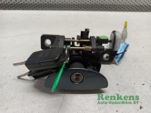 Gebruikte Handgreep Achterklep Mercedes A (W168) 1.6 A-160 Prijs € 40,00 Margeregeling aangeboden door Renkens Auto-Onderdelen B.V.