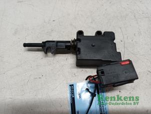 Gebruikte Motor Centrale Deurvergrendeling Opel Corsa C (F08/68) 1.2 16V Prijs € 20,00 Margeregeling aangeboden door Renkens Auto-Onderdelen B.V.