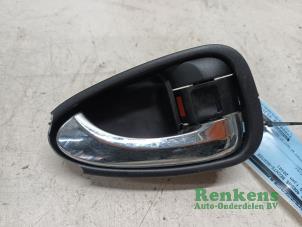 Gebruikte Portiergreep 4Deurs rechts-achter Toyota Avensis Wagon (T27) 2.2 16V D-4D-F 180 Prijs € 15,00 Margeregeling aangeboden door Renkens Auto-Onderdelen B.V.